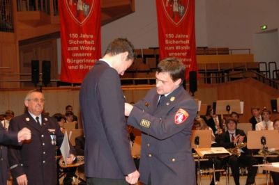 Johannes Griesmann wurde für sein vorbildliches Verhalten mit der goldenen Ehrennadel der Feuerwehr geehrt.