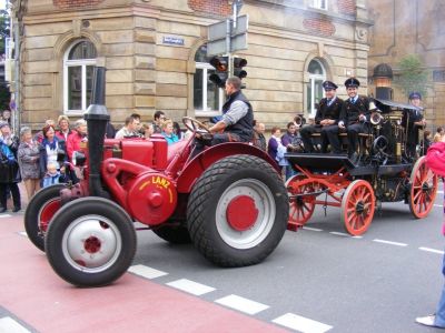 Der Festzug - voraus die alte Dampfspritze (Baujahr 1899), gezogen von einem alten Lanz-Traktor