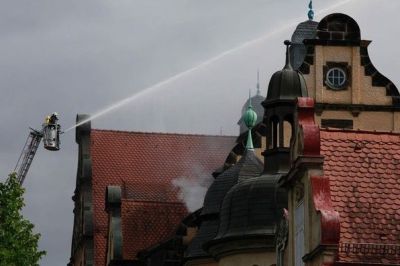 Brandbekämpfung des „Dachstuhlbrandes“ über Wenderohr an der Drehleiter
